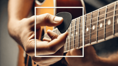 how to hold a guitar pick